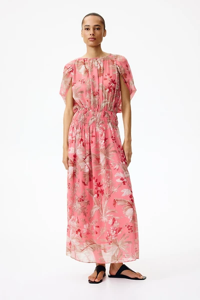 Robe en mousseline à manches cape