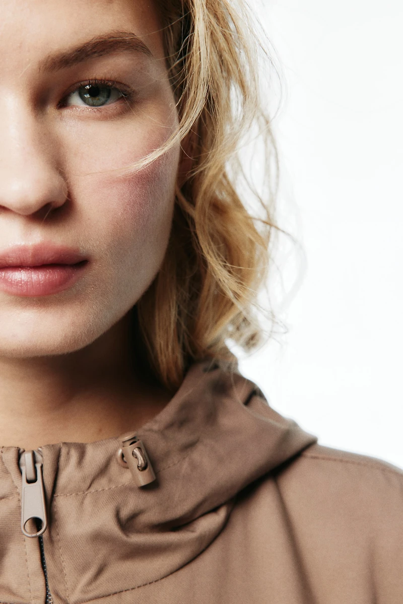 Veste coupe-vent à capuche