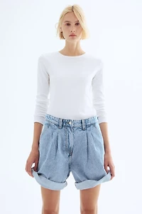 Short en denim à plis devant