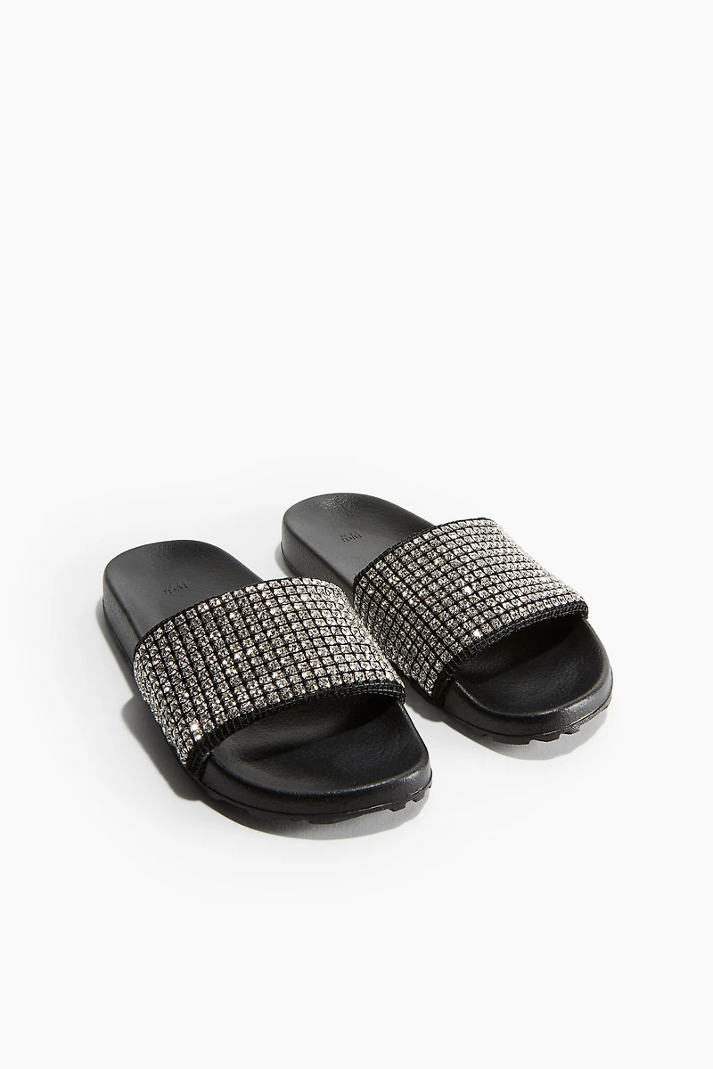 Claquettes de piscine ornées pierres du Rhin