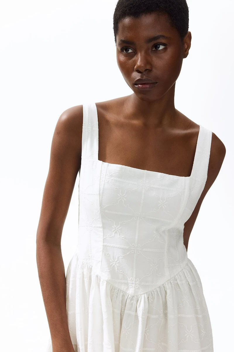 Robe brodée à jupe évasée