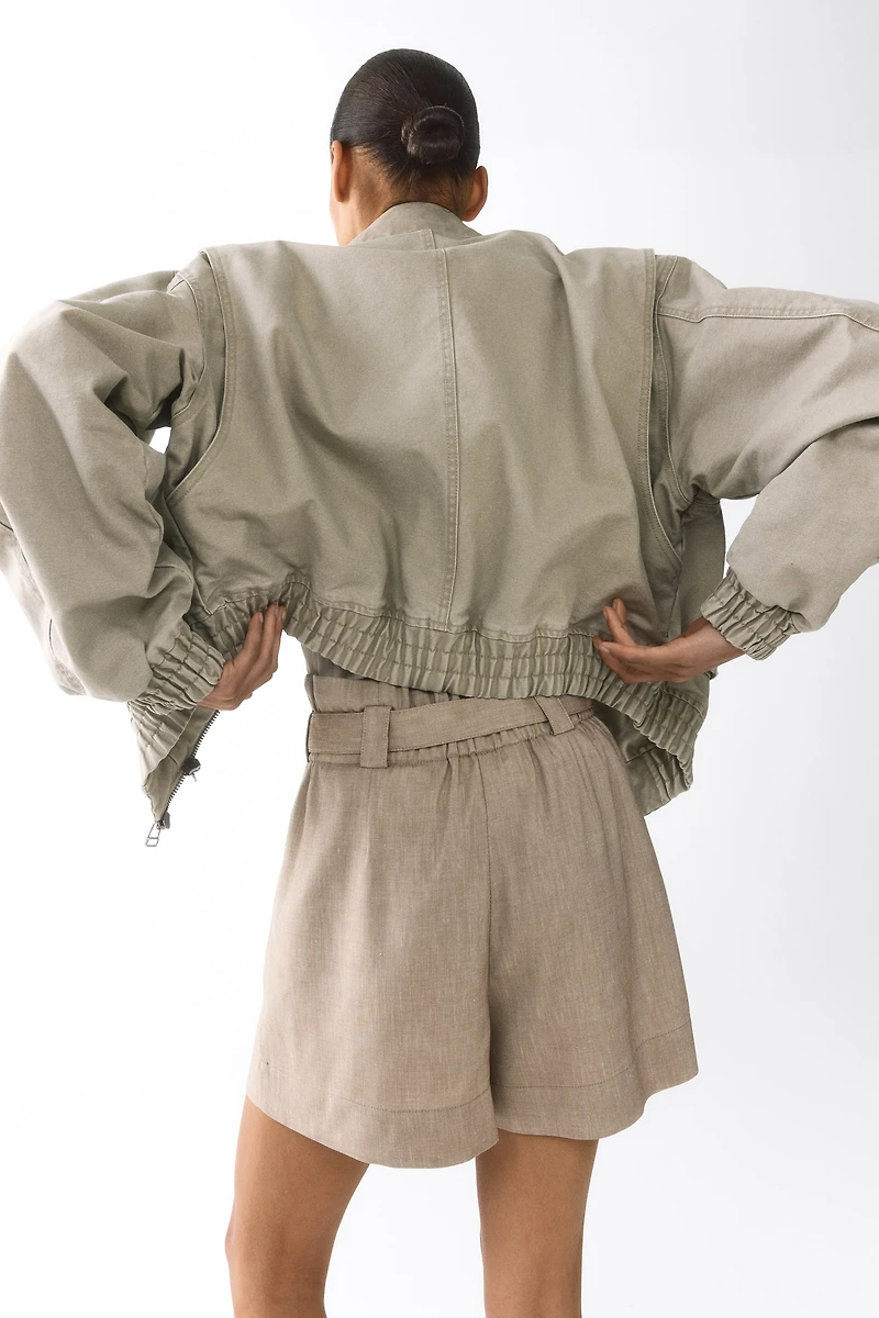 Short à taille froncée avec ceinture