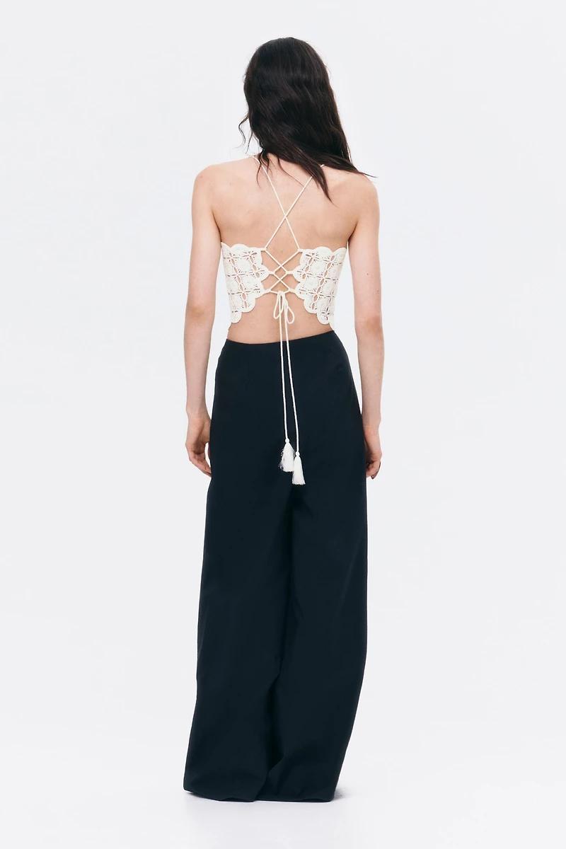 Haut d’aspect crochet avec bretelles fines