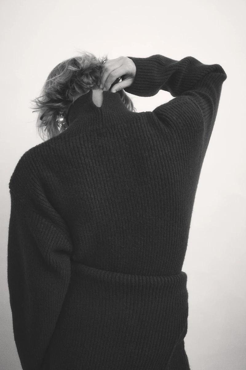 Robe en tricot côtelé avec épaulettes