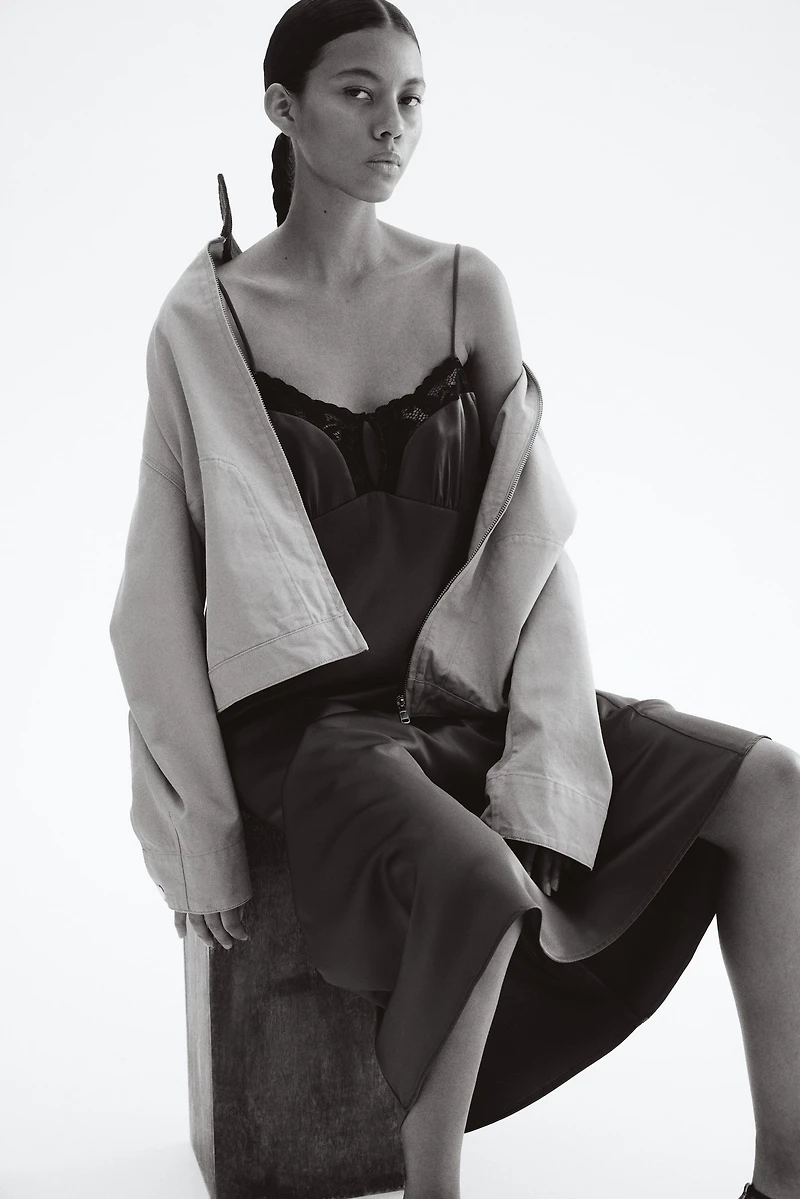 Robe en satin avec dentelle