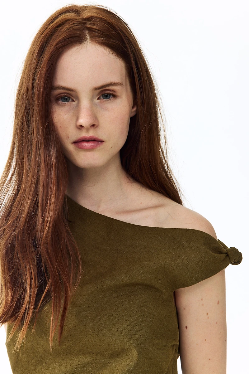 Haut asymétrique avec détail noué