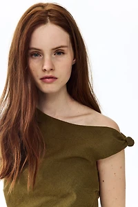 Haut asymétrique avec détail noué