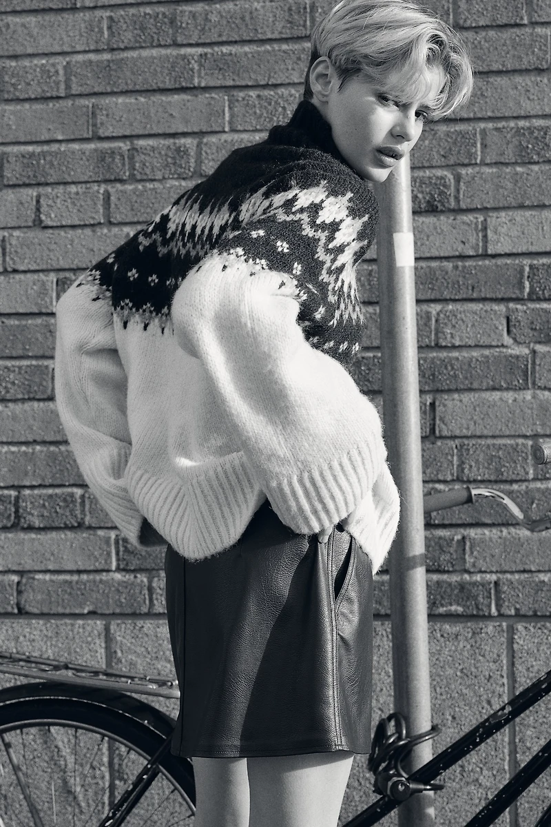 Chandail en tricot jacquard avec col cheminée