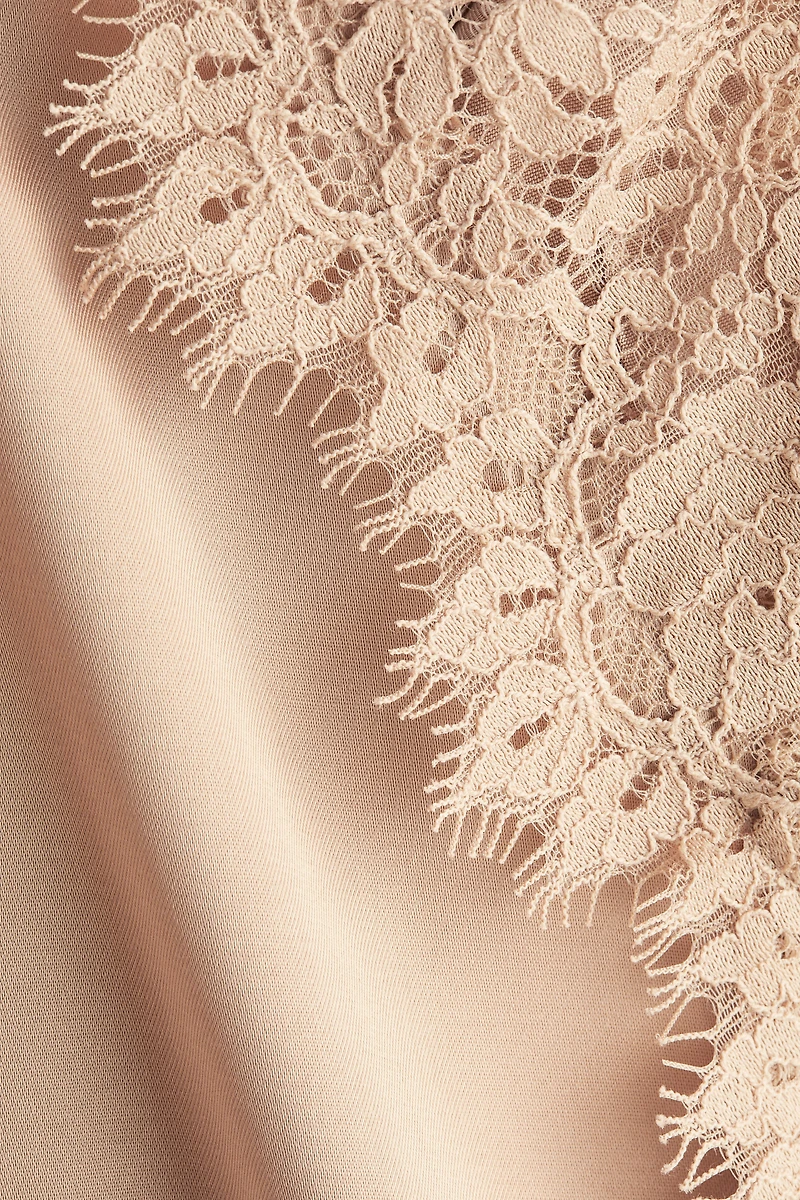 Robe en satin avec dentelle