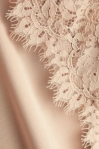 Robe en satin avec dentelle