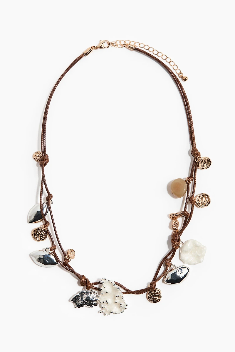 Collier cordon avec breloques