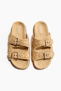 Sandales à l’aspect espadrilles