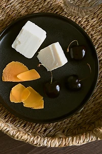 Lot de 2 petites assiettes avec glaçure réactive