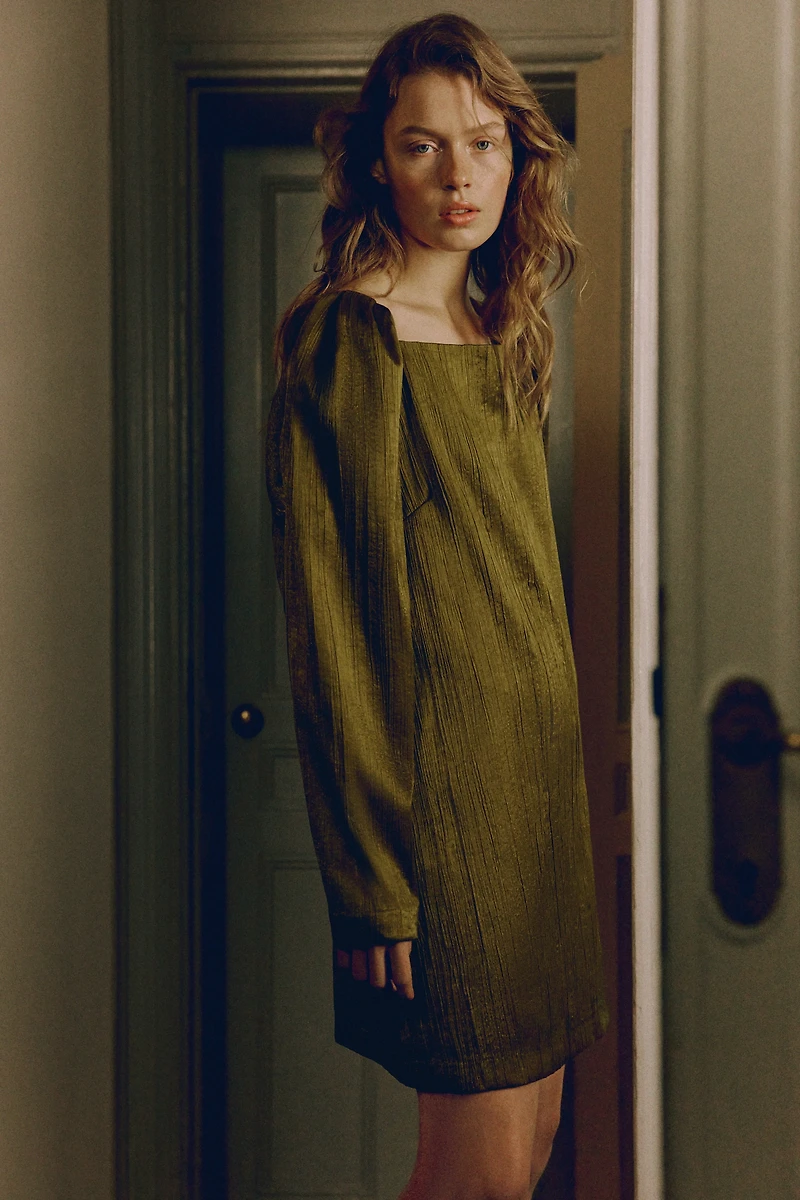 Robe à encolure carrée en crêpe