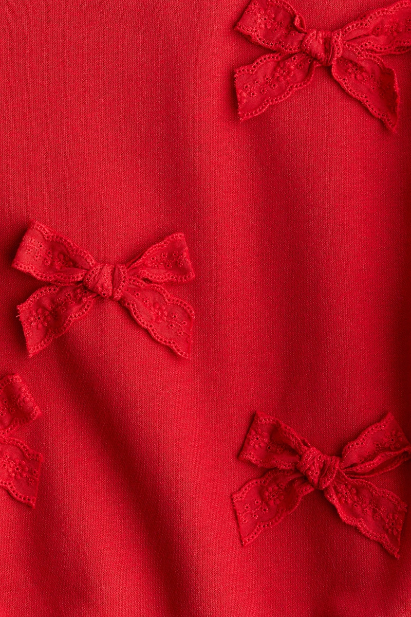 Chandail à l'intérieur brossé avec appliqués