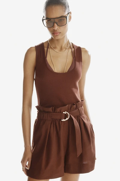 Short à taille froncée avec ceinture
