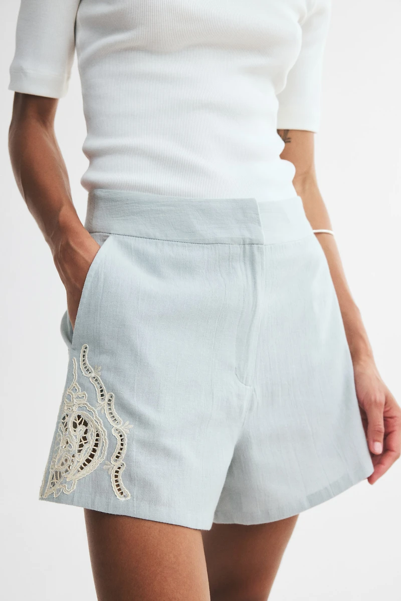 Short en lin mélangé avec broderie anglaise