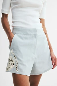 Short en lin mélangé avec broderie anglaise