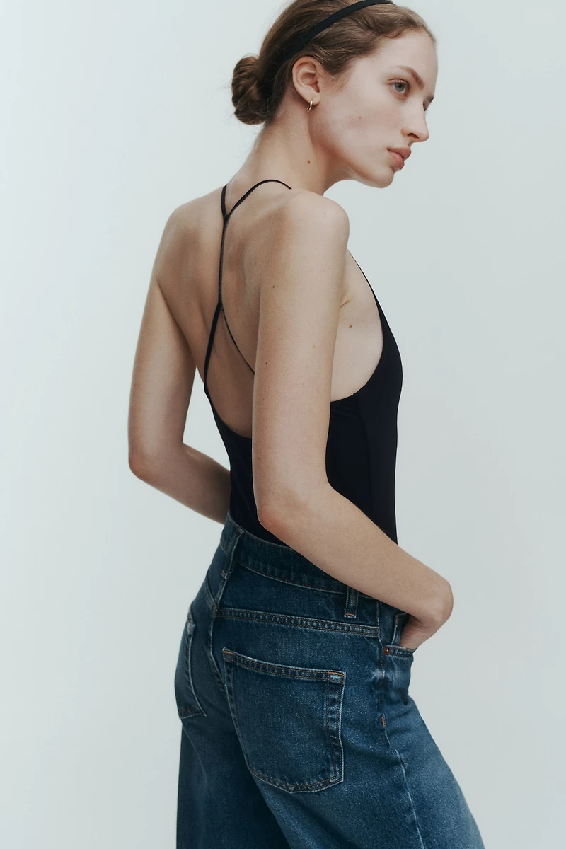 Maillot string à encolure en V