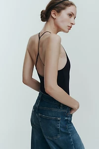 Maillot string à encolure en V