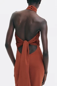 Robe découpée avec détail torsadé