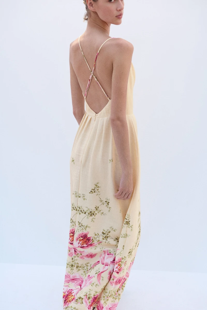 Robe à bretelles fines avec jupe évasée
