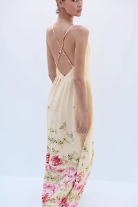 Robe à bretelles fines avec jupe évasée