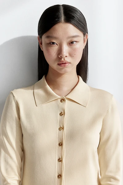 Haut à boutons en tricot fin