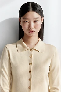 Haut à boutons en tricot fin