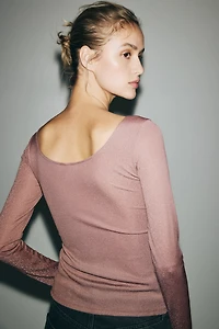 Haut scintillant avec détail torsadé