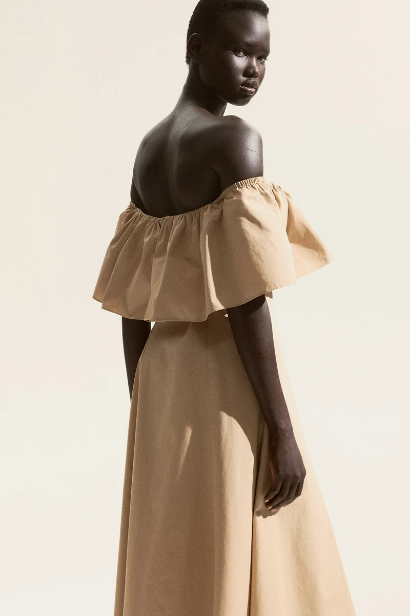 Robe épaules nues à volants