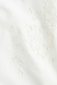 Robe de plage en coton avec broderie anglaise