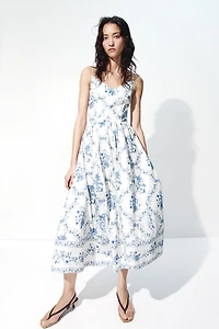 Robe à bretelles fines avec jupe évasée