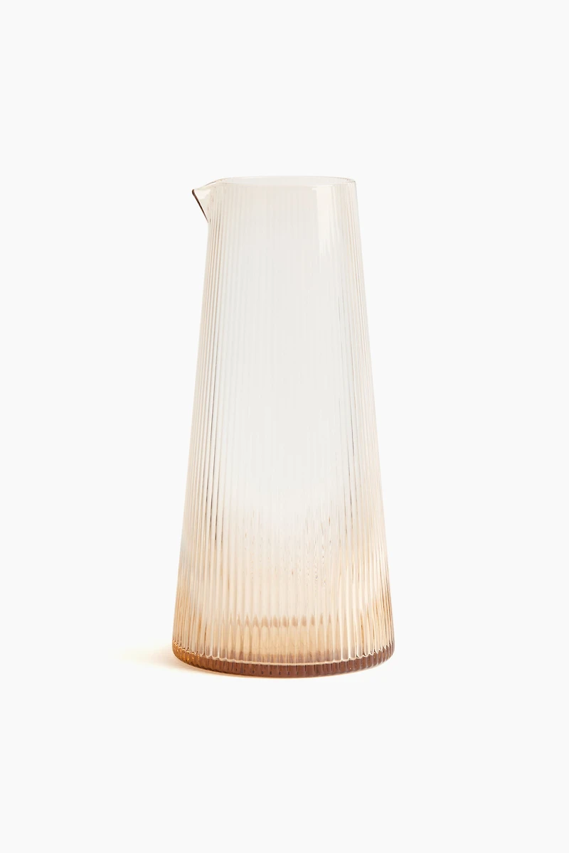 Carafe en verre rainuré