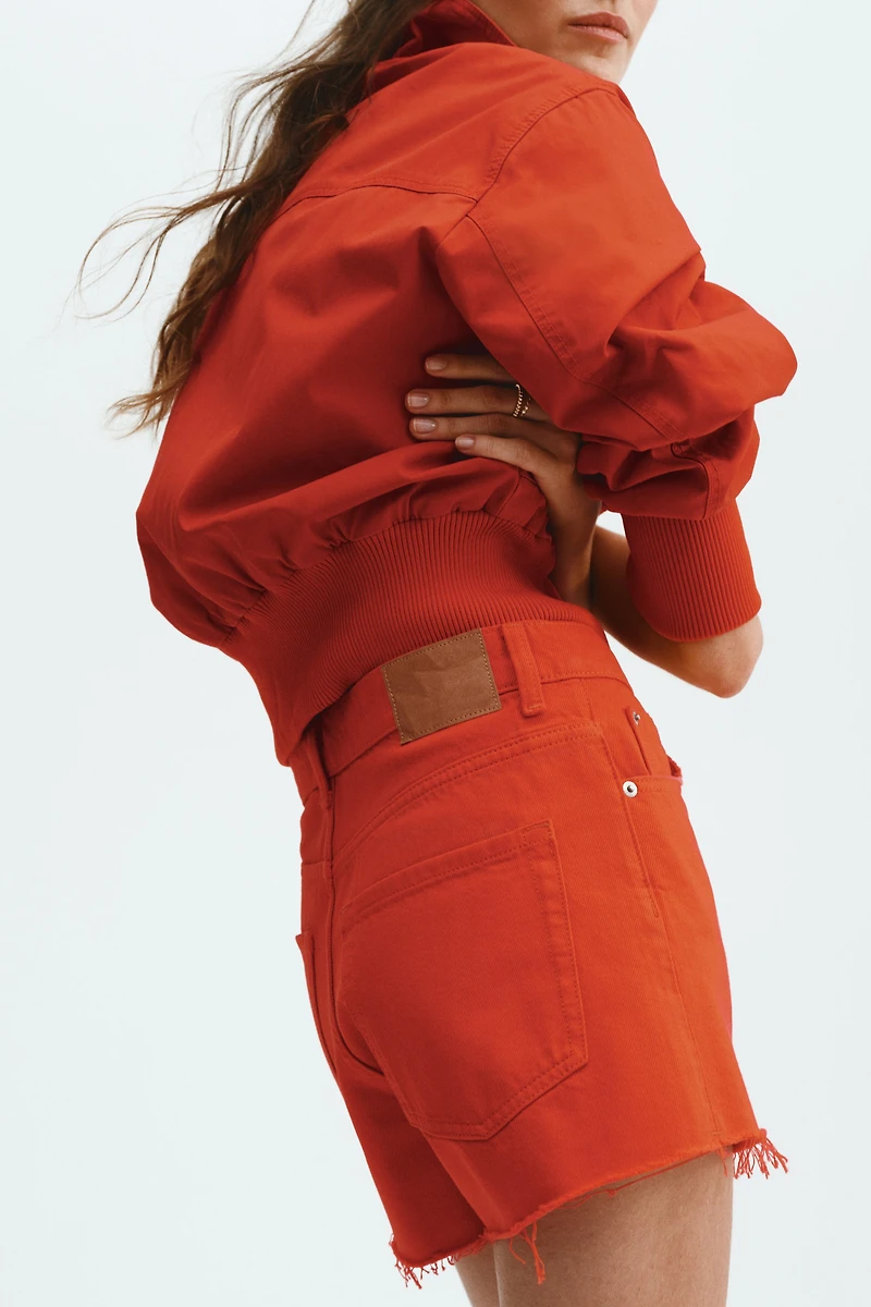 Short en denim avec bords coupés