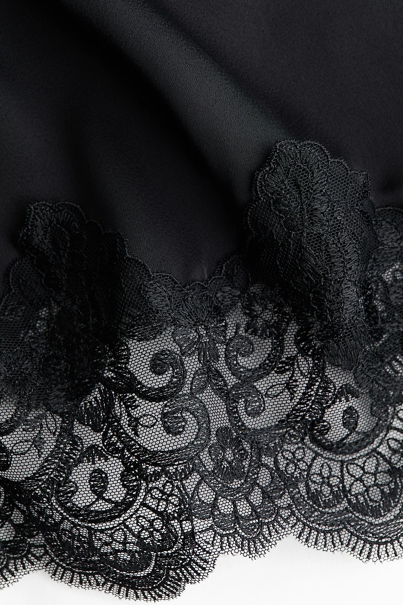 Nuisette en satin avec dentelle