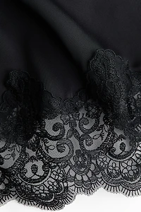 Nuisette en satin avec dentelle