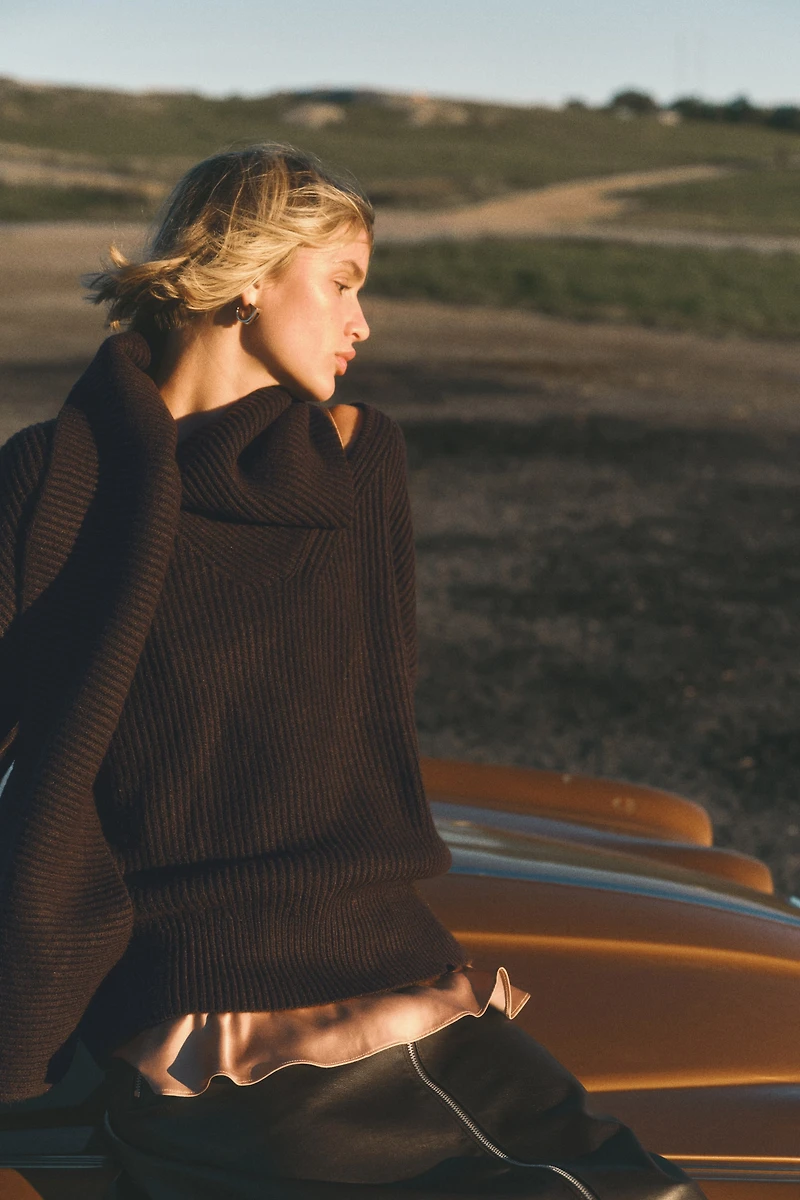 Chandail en tricot côtelé avec col cravate