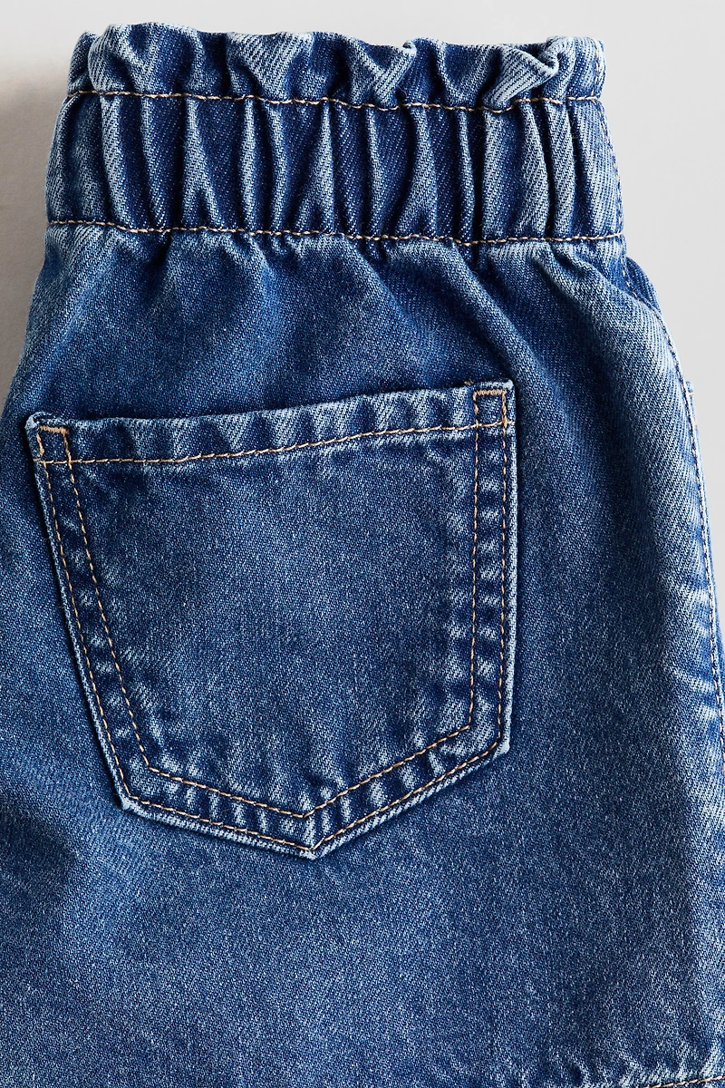 Short en denim à motifs brodés