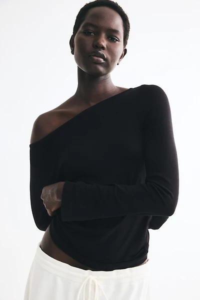 Long-Sleeved Fine-Knit Top