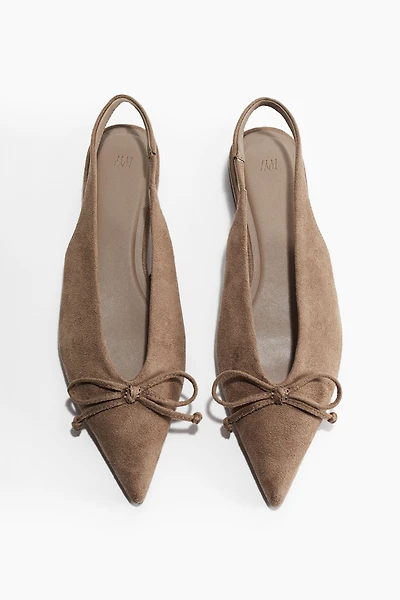 Escarpins à bride arrière avec boucle