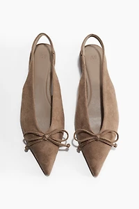 Escarpins à bride arrière avec boucle