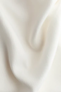 Robe en sergé avec détail torsadé