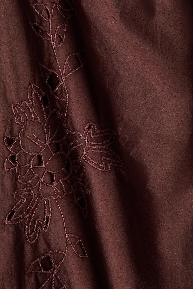 Pantalon avec broderie anglaise et détails à nouer