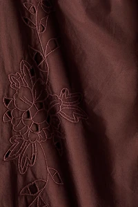 Pantalon avec broderie anglaise et détails à nouer