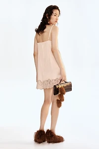 Robe en satin avec dentelle