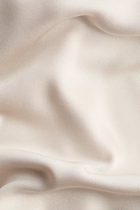 Robe avec dos ouvert et détail à nouer