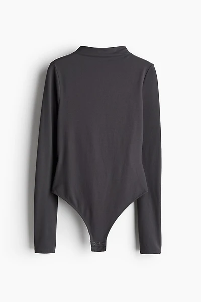 Maillot culotte-ficelle à col cheminée