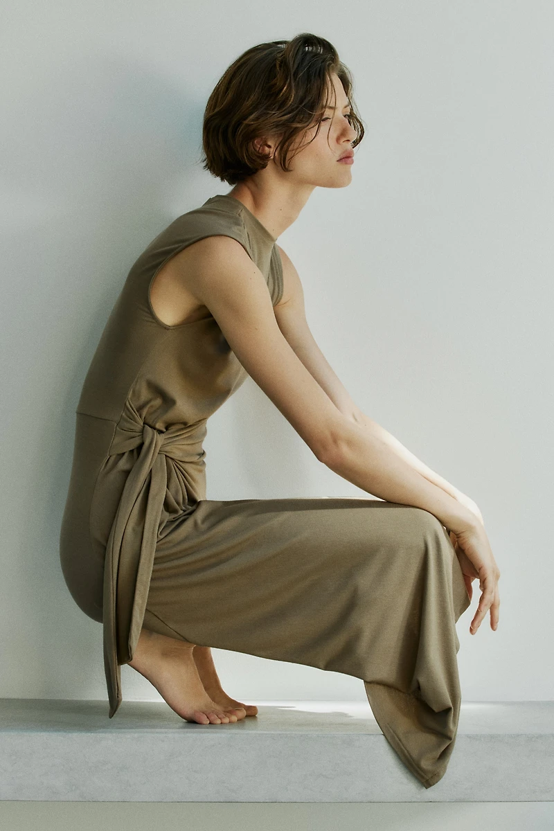 Robe asymétrique avec détail à nouer