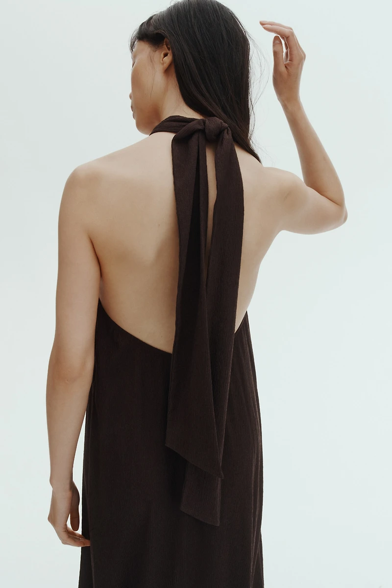 Robe dos nu avec détail torsadé